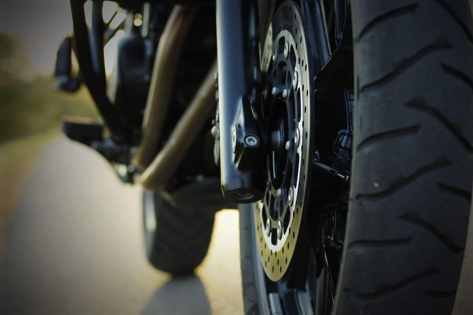 Vue de pneu d'une motocyclette. Qui prend plus de distance de freinage?